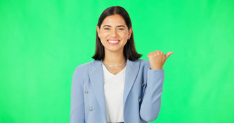 脸业务女人指出绿色屏幕员工工作室背景肖像女企业家顾问方向显示空间促销活动幸福快乐