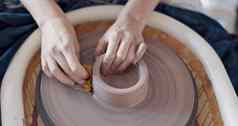 陶器艺术手波特轮艺术家旋转粘土有创意的类车间工作室创造力工艺品特写镜头雕塑家工作陶瓷设计工艺创建