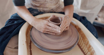 陶器艺术手波特轮艺术家旋转粘土有创意的类车间工作室创造力工艺品特写镜头雕塑家工作陶瓷设计工艺创建
