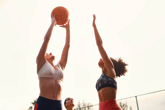 世界有竞争力的体育多样化的集团女运动员玩有竞争力的游戏篮球一天