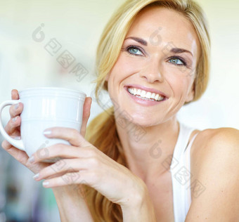 伟大的咖啡才华横溢的微笑有吸引力的年轻的金发女郎女人享受美味的新鲜<strong>冲泡</strong>杯咖啡