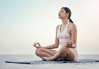 放松女人瑜伽自然健康和平Zen构成平衡光模型天空健身女孩冥想培训能源户外和平心态脉轮锻炼