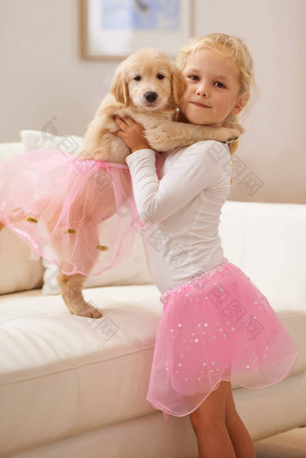 孩子金寻回犬肖像狗快乐女孩爱护理发展脸可爱的孩子动物小狗图图玩衣服朋友首页沙发