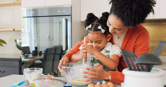 烹饪厨房妈妈。孩子教学学习工作早餐蛋糕饼干首页发展家庭妈妈孩子烘焙甜点食物鸡蛋黄油面粉