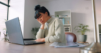 工作累了办公室压力头疼女人工作电脑业务科技员工焦虑倦怠技术工作的最后期限工作项目互联网策略