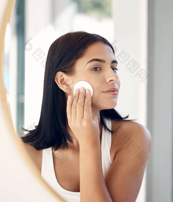 美镜子反射女人棉花垫面部清洁化妆删除首页护肤品例程健康健康脸模型女孩化妆品产品护理治疗