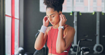 黑色的女人呼吸耳机<strong>音乐</strong>健身锻炼准备好了<strong>健身房</strong>健康活跃的动机开始锻炼平静身体培训耐力健康听