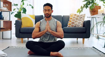 瑜伽纳马斯特男人。生活房间锻炼Zen冥想精神放松时间首页和平精神上的健身健康例程平静心态压力免费的生活方式