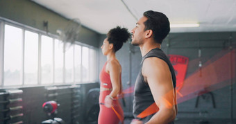 健身夫妇跳过绳子健身房锻炼培训有氧运动锻炼在室内活跃的男人。女人健康的跳拧成绳状体育能源锻炼耐力内部