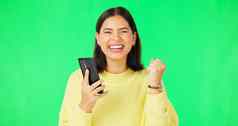 快乐女人电话庆祝活动绿色屏幕赢得促销活动奖金工作室背景肖像兴奋女快乐的幸福智能手机赢得奖模型