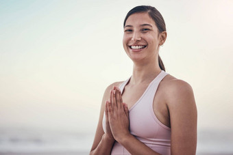 肖像女人瑜伽海滩健康和平Zen构成平衡光模型脸女孩冥想培训能源户外和平心态脉轮锻炼
