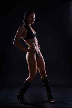 完美的女人身体黑色的背景工作室体育运动肌肉肚子