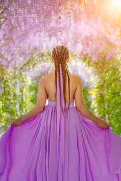 女人紫藤淡紫色衣服深思熟虑的快乐成熟的女人紫色的衣服包围中国人紫藤