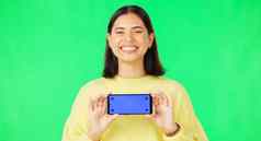 快乐女人电话模型绿色屏幕跟踪标记广告工作室背景肖像女智能手机显示广告市场营销复制空间