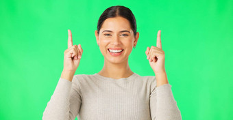 微笑脸女人绿色屏幕指出新闻模型颜色背景肖像女模型广告促销活动产品放置演讲商业提供未来