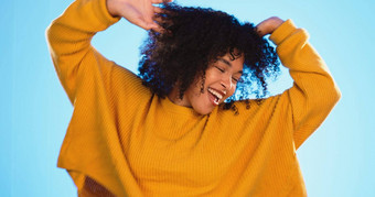 快乐黑色的女人跳<strong>舞美</strong>工作室蓝色的背景时尚微笑健康年轻的基因学生跳舞自由黄色的衣服卷曲的头发非洲式发型健身背景