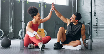 高女人个人教练男人。健身目标健身房培训设施成功黑色的女人动机朋友健康锻炼锻炼支持伙伴关系健康