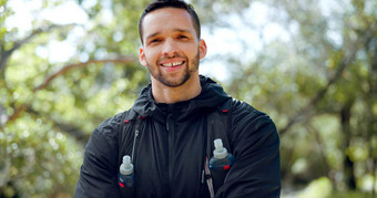 健身徒步旅行肖像快乐男人。森林徒步旅行有氧运动锻炼幸福微笑运动员徒步旅行冒险小道森林户外锻炼体育培训
