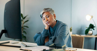 累了倦怠成熟的业务女人电脑政府报告写作金融管理无聊伤心员工思考管理压力电子邮件抑郁桌子上工作