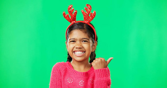 圣诞节绿色屏幕女孩驯鹿鹿角头巾指出色度空间肖像孩子们假期可爱的女孩子空白<strong>空间感</strong>觉节日