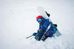 男人。滑雪设备滑雪板坐着雪山蓝色的天空雪山背景