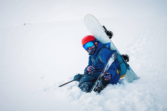 男人。滑雪设备滑雪板坐着<strong>雪山蓝色</strong>的<strong>天空雪山</strong>背景