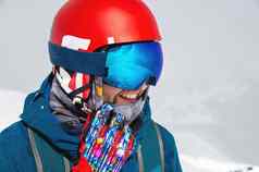 快乐滑雪男人。头盔滑雪面具山背景雪谷