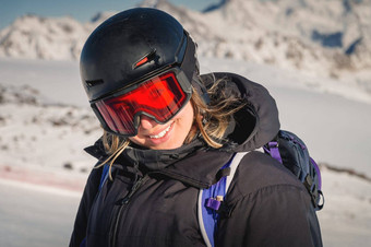 滑雪微笑快乐快乐的满意女人温暖的风衣夹克滑雪护目镜面具眼镜花极端的周末山度假胜地
