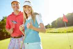 三通时间有吸引力的年轻的夫妇高尔夫球俱乐部球绿色