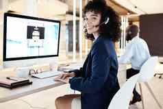 电脑屏幕调用中心肖像黑色的女人工作数字办公室调用客户服务网络支持联系员工微笑在线咨询工作职业生涯