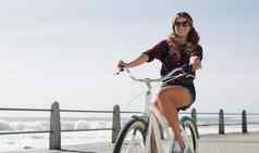 自行车骑修复美丽的女人散步自行车