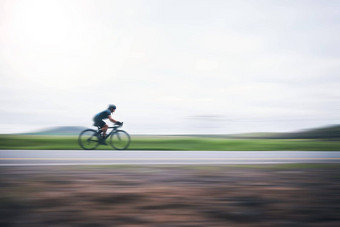 人骑自行车快运动模糊天空模型自行车农村三项全能运动有氧运动培训运动员自行车马拉松比赛速度能源体育锻炼权力行动