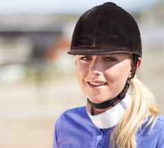 女人微笑马骑师肖像年轻的运动员马术培训地面显示比赛户外女人脸模型动物农场盛装舞步骑手马