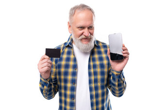 英俊的高级养老金领取者头发花白的男人。胡子衬衫广告卡智能手机白色背景