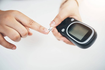 糖尿病手黑色的女人血测试带手指医疗保健医学首页健康创新技术糖尿病人数字手glucometer检查葡萄糖水平