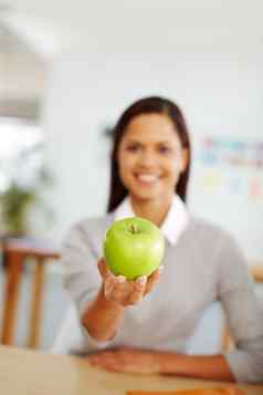 女人绿色苹果水果健康的生活方式饮食吃健康健康坐着首页零食手女给新鲜的有机素食主义者食物营养