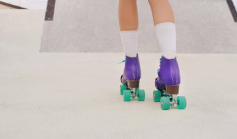 <strong>公园</strong>爱好腿女人机器人前进健身培训体育运动地面锻炼<strong>实践</strong>脚女孩有氧运动滑冰城市体育学习活动