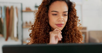 思考困惑移动PC黑色的女人业务工作报告办公室设计工作电脑问题怀疑女自由员工工作首页