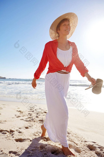 <strong>新</strong>鲜的空气<strong>奇迹</strong>有吸引力的成熟的女人享受一天海滩