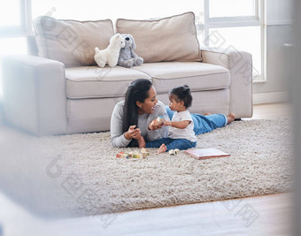 婴儿妈妈生活房间有趣的妈妈。孩子玩具知识发展微笑幸福父护理休息室地毯首页妈妈爱成键孩子
