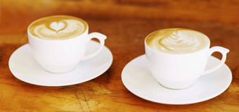 拿铁复古的咖啡杯棕色（的）木表格餐厅喝<strong>快报</strong>厨房咖啡馆咖啡古董背景表示香气牛奶舒适的房子早餐