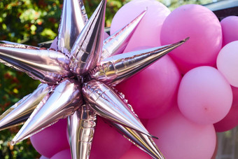 粉红色的箔明星背景粉红色的气球