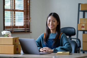 年轻的快乐亚洲女人移动PC屏幕庆祝出售微笑年轻的企业家快乐出售成功的