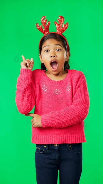 圣诞节鹿角的想法女孩绿色屏幕背景工作室惊讶孩子们肖像尤里卡可爱的女孩子啊哈时刻色度