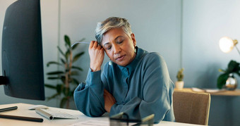 压力头疼倦怠业务女人痛苦焦虑工作办公室合规精神健康偏头痛高级女员工感觉沮丧工作
