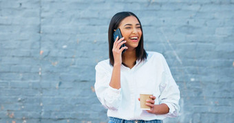 时尚的女记者<strong>学生会</strong>说话的电话墙复制空间年轻的自信女人享受调用谈话在户外早....杯咖啡
