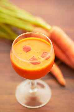 胡萝卜汁蔬菜健康的食物喝颜色艺术营养学家创造力素食主义者奶昔橙色液体玻璃健康饮食营养木表格冰