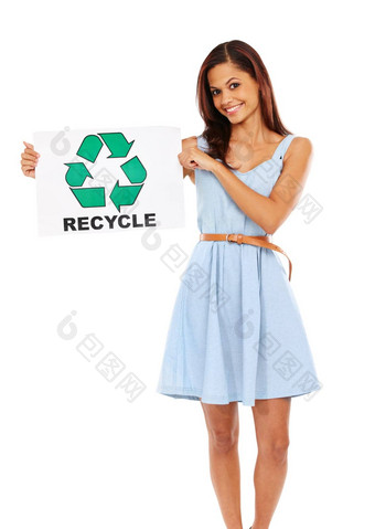 相信保护环境年轻的女人微笑持有海报回收标志白色背景