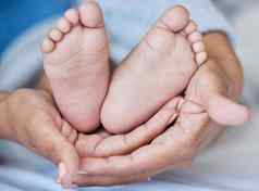 手脚婴儿妈妈。爱护理安全家庭首页女人妈妈孩子成键发展增长健康支持感激之情保护