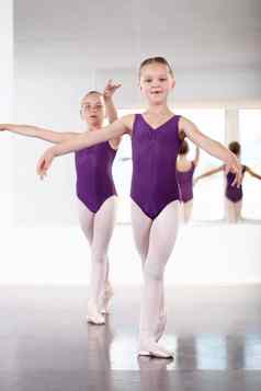 年轻的优雅的年轻的女孩跳舞芭蕾舞工作室